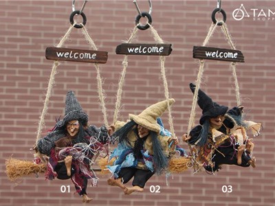 Bảng treo cửa Halloween phù thủy cưỡi chổi Welcome HLW-BTC-02